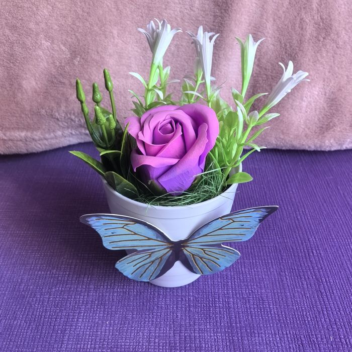 Аранжировка със сапунени рози и други цветя