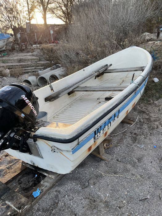 Лодка 4.40м,Извъбордов мотор MERCURY 9.9к.с. ЛИЦЕНЗ СТОПАНСКИ РИБОЛОВ