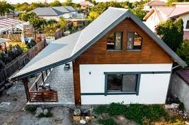 Vând case modulare pe structură metalică învelit cu panouri sandwich