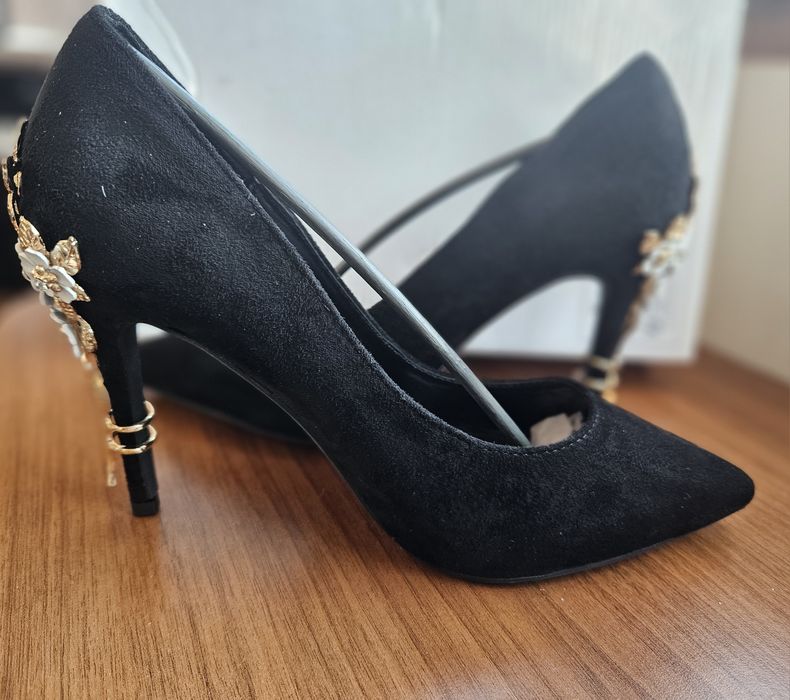 Дамски обувки на висок ток