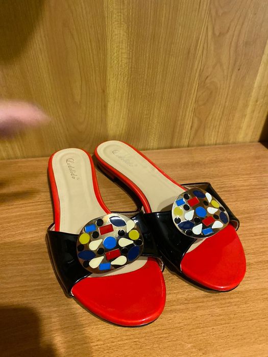 Шлепки нарядные на низком каблучке