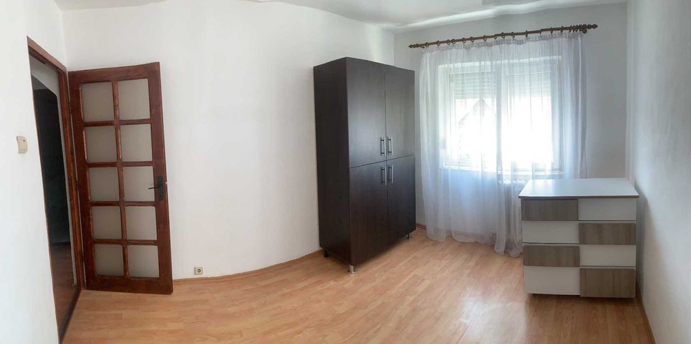 Apartament cu 3 dormitoare, Parcare, 2 bai, 1 balcon, decomandat,