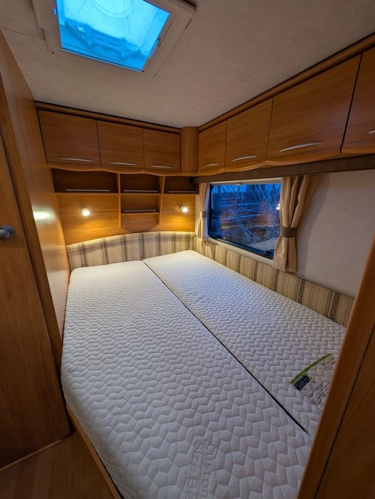 Rulotă 6 locuri Adria 612 UP / Fleetwood  INMATRICULATA RO cu pat matrimonial si cort, TV+Dvd, apa caldă și căldură pe gaz