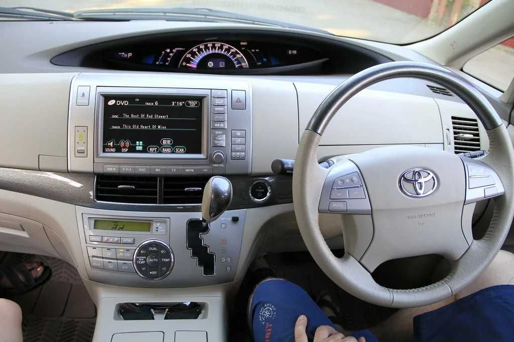 Магнитола тойота эстима. Toyota Estima 2008 салон. Тойота Эстима 2008 салон. Toyota Estima 2007 салон. Тойота Эстима 2008 панель.