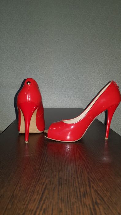 Женские шикарные туфли.