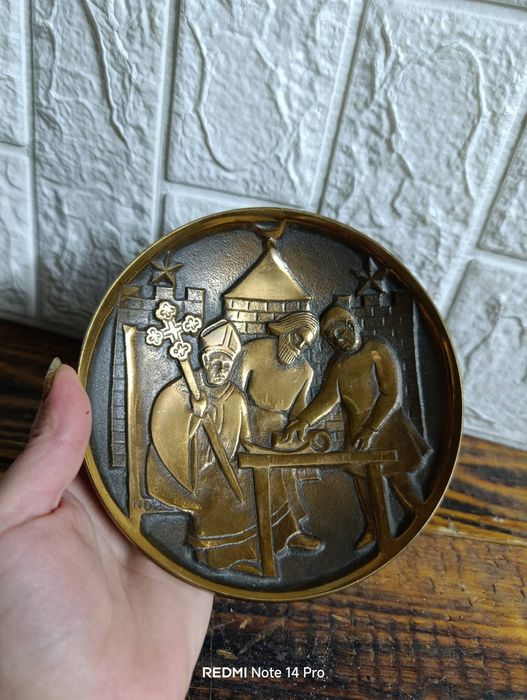 Бронзова чиния църковен мотив