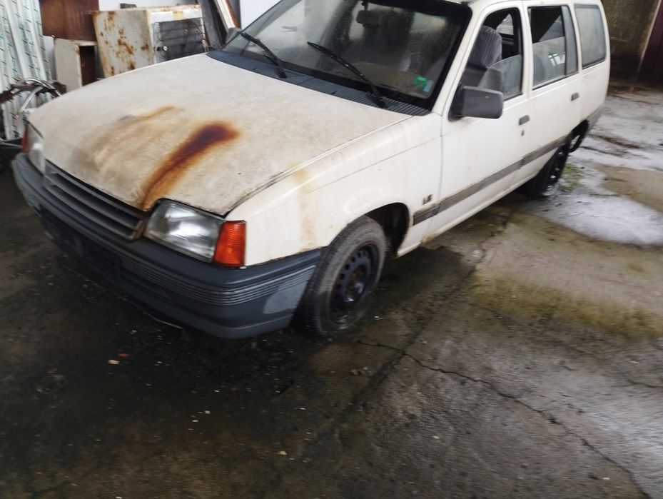 Опел кадет на части