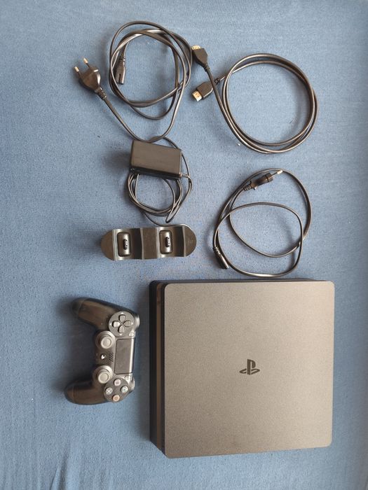 PS 4 Slim 1 tb + o manetă+ Need For Speed Payback