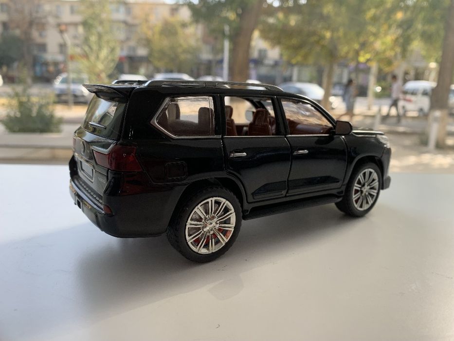 Modelka Lexus LX570