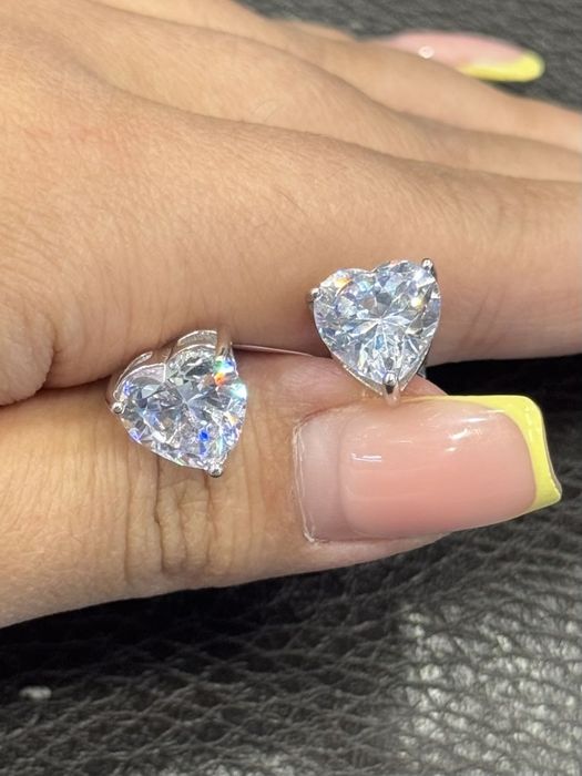 Продам новые серьги сердце огромный камень