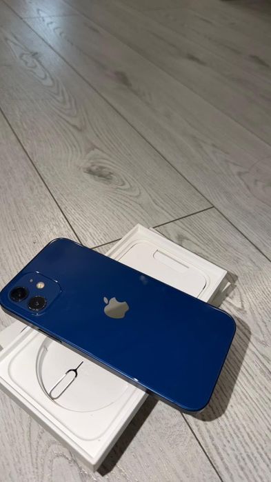 Айфон 12 в синем цвете