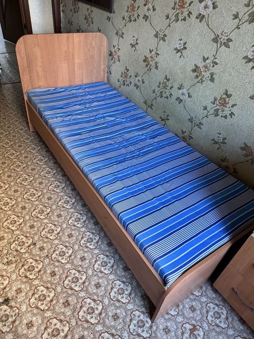 Продам две одинаковые кровати.