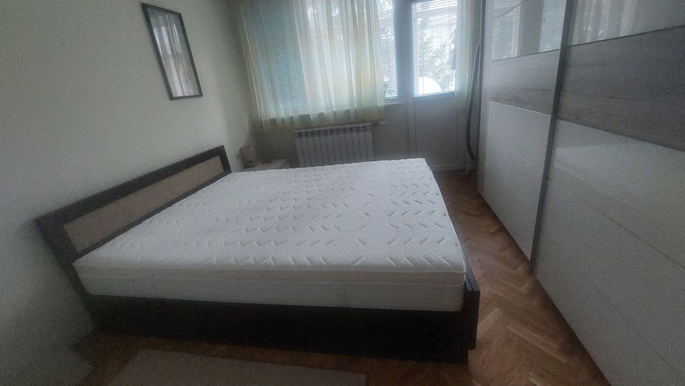 Спалня с матрак, скрин и нощни шкафчета