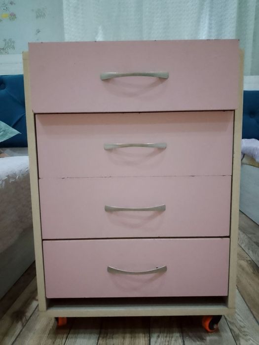 Продаётся письменный стол с тумбочкой.
