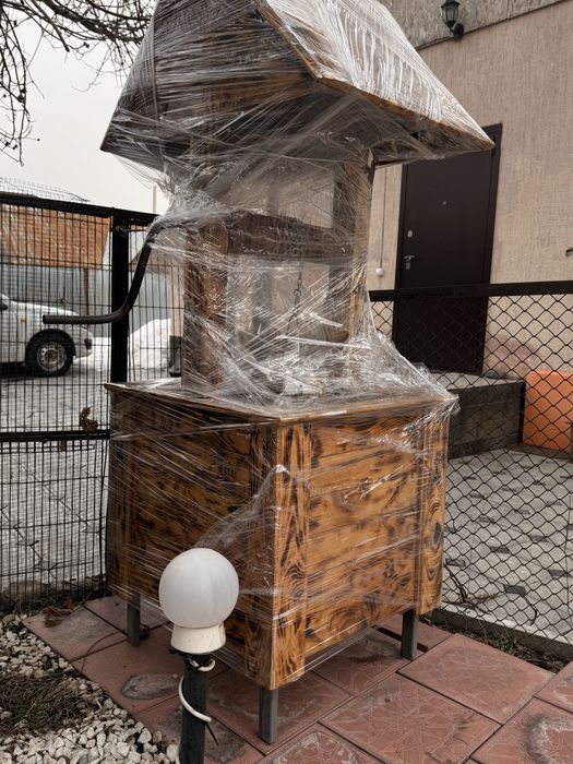 Деревянные лавочки, колодца