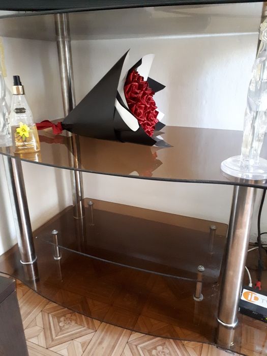 Продам стеклянный столик  под телевизор