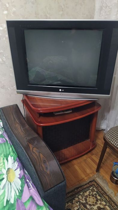 Телевизор LG LED. В рабочем состоянии. Вместе с тумбочкой