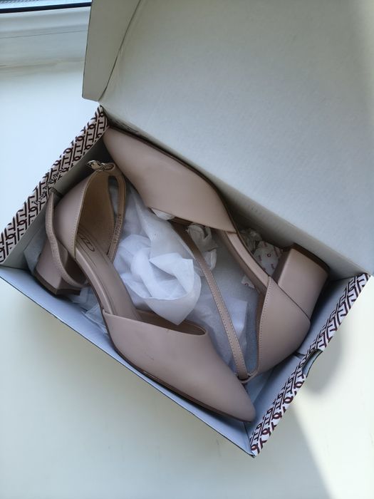 Продам туфли на низком каблуке с застёжкой