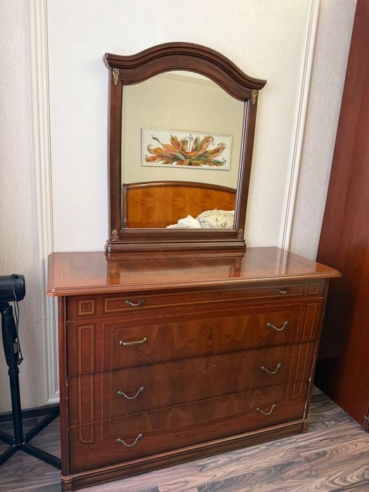 Комод с зеркалом