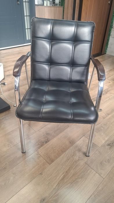 Vand 2 scaune pret 150 lei 1 buc
