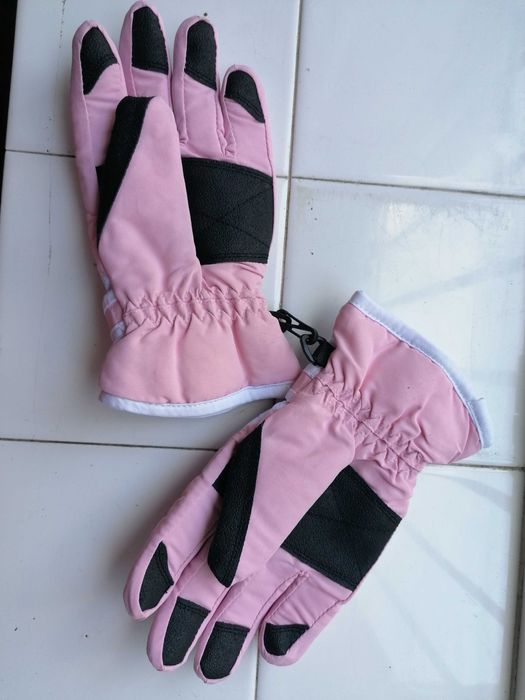 Продавам детски ръкавици с пръсти Spyder. Ръкавиците имат пристягане н