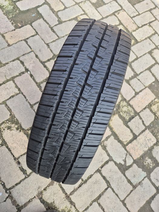 O bucată 225/75 R16C M+S iarnă - una Michelin Continental