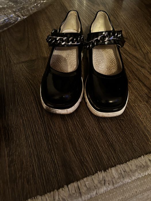 Продам туфли на девочку