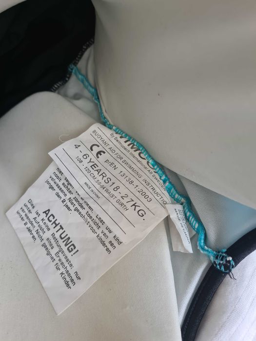 Costum de baie cu bureti de salvare pentru copii