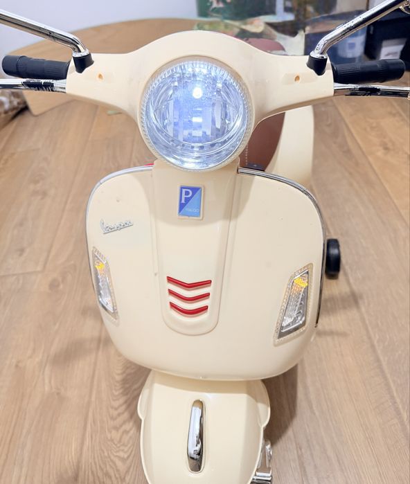 Scuter electric Vespa pentru cei mici, autonomie buna, roti ajutatoare