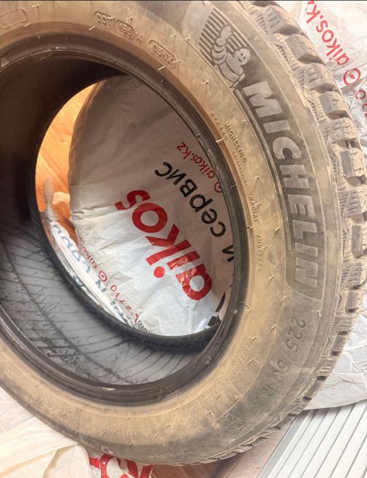 Продам комплект зимних шин Michelin X-Ice — 4 шт.  Размер: 225/60 R18