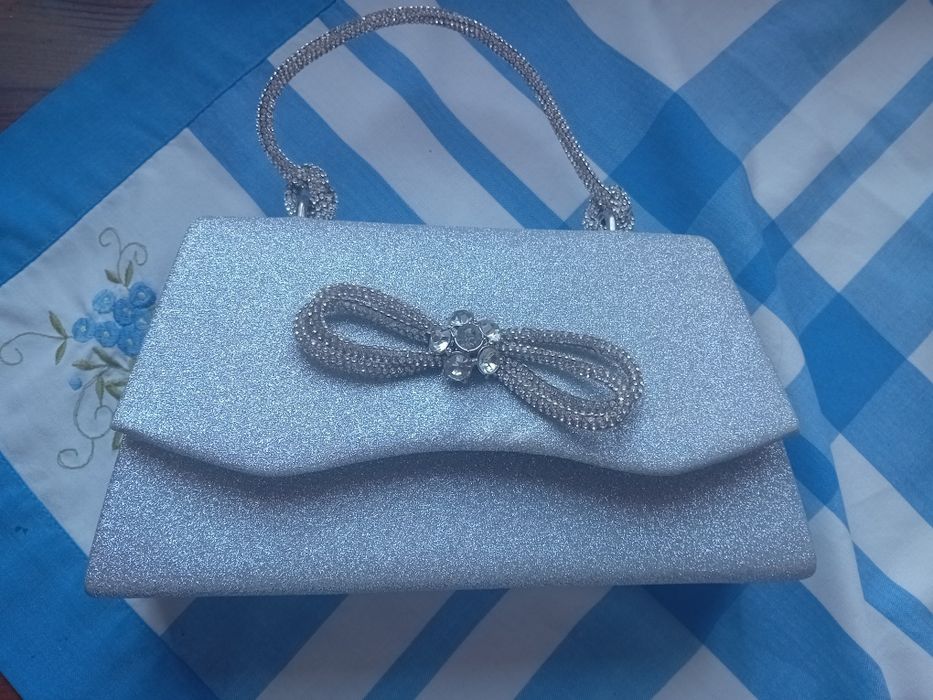 Дамска чантичка, подходяща за различни поводи