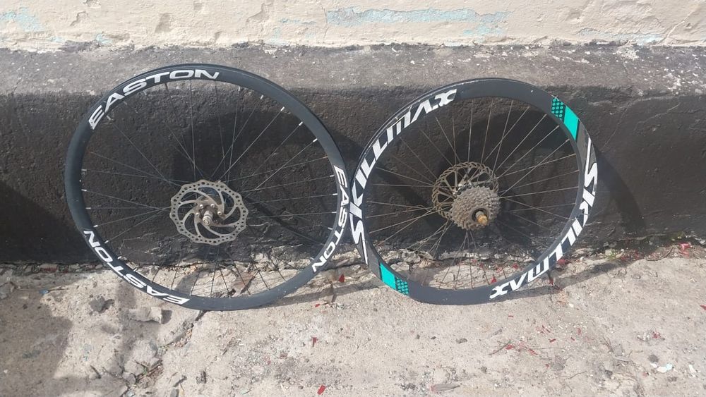 Продам велик два диски