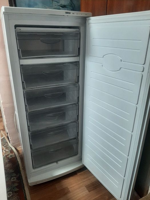 Морозильник "Атлант" почти новый