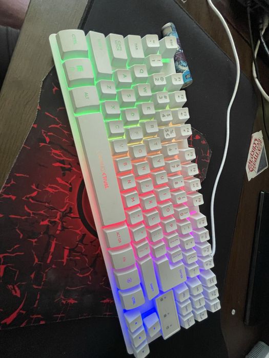 Продавам гейминг клавятура и мишка и малспад купени са от магазин