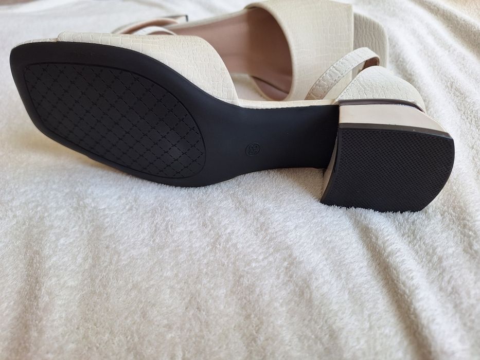 Белые Босоножки новые 38 размера