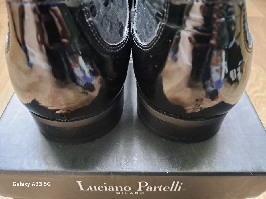 Vand pantofi bărbătești din piele naturala lacuită  pentru ocazii.
Mar