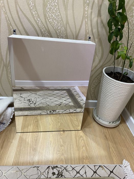 Продам зеркало с шкафчиком
