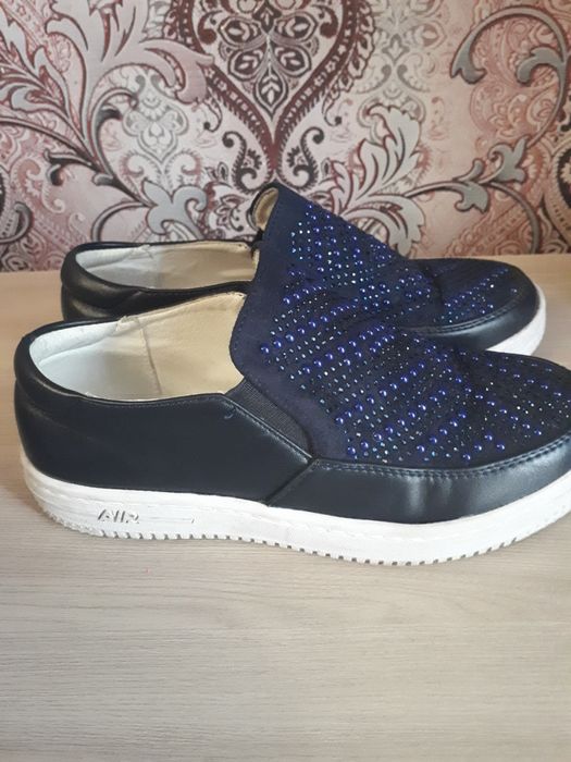 Продам школьные праздничные туфельки на девочку.