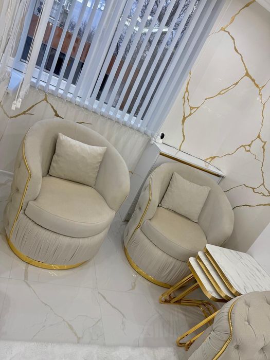 Дивани за продаване с 4-ри стола i 3 малки маси