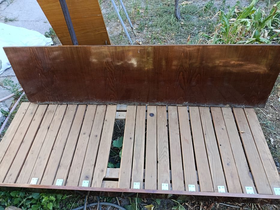 Продается деревянный диван-кровать,раздвижной а