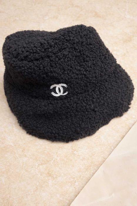 chanel  двулицева черна шапка с периверия пухкава нова шанел унисекс
