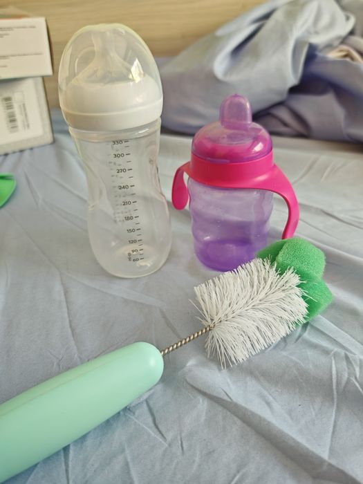 Шишета и четка за миене на шишета