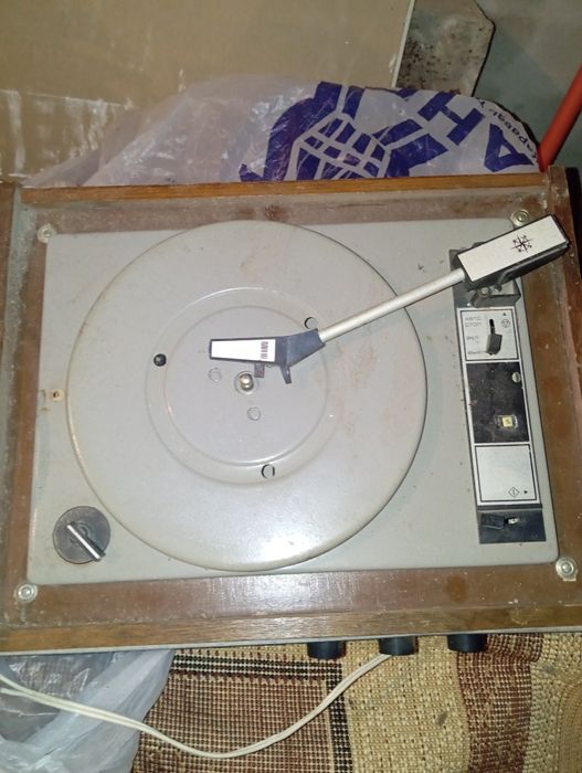 Проигрыватель виниловых пластинок