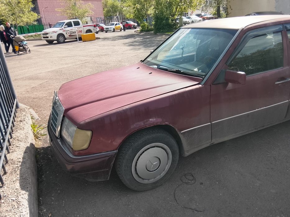 Продам машину мерс 124