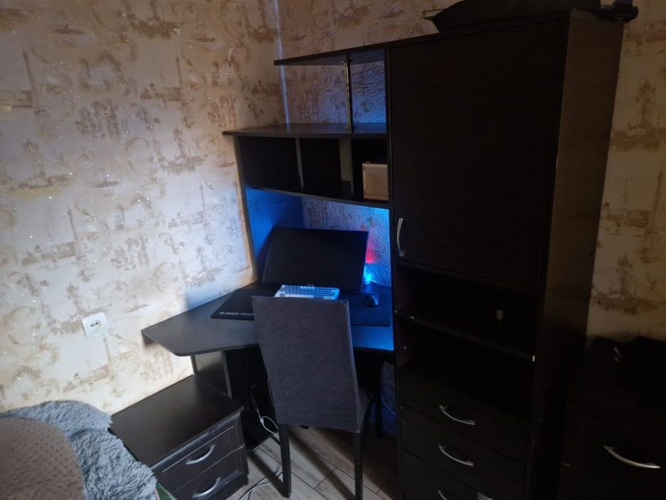 Письменный стол очень удобный