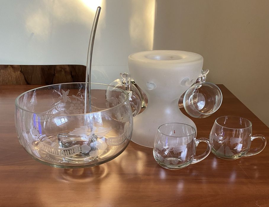 Serviciu pentru Sangria, sau compot.