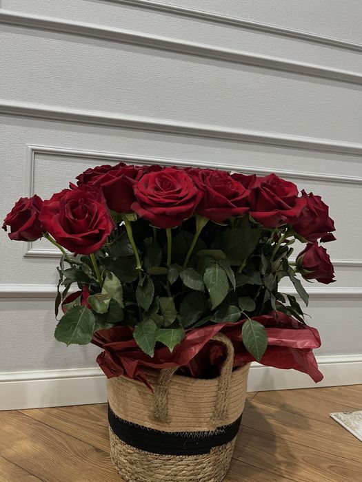Красные розы в корзине