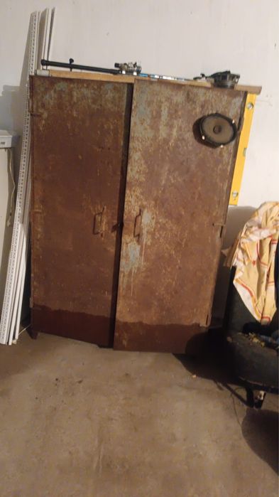 Металлический шкаф