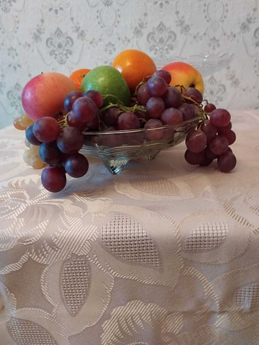 Хрусталь, фарфор, фужеры, вазы.