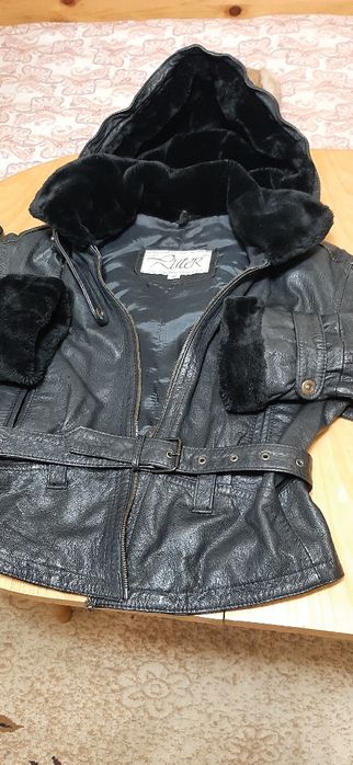 ЗИМНО,ДАМСКО,КОЖЕНО ЯКЕ.Естествена кожа,топла качулка,която се сваля.